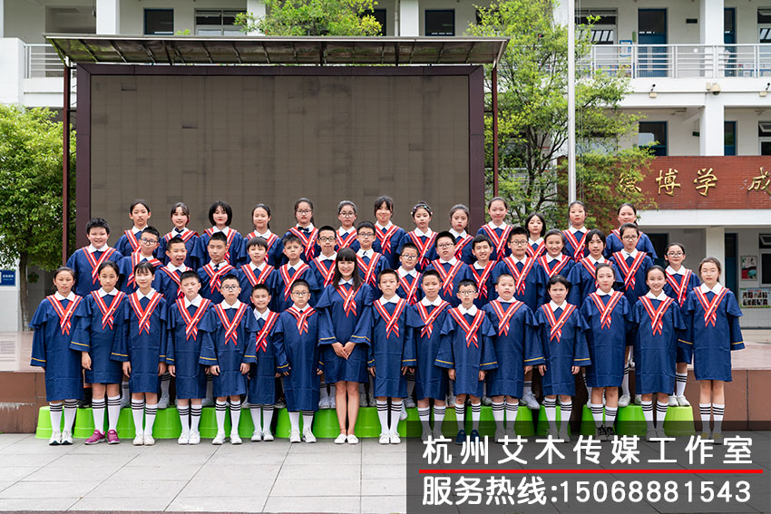 1631026645753211.jpg 统一服装的班级集体照拍摄
